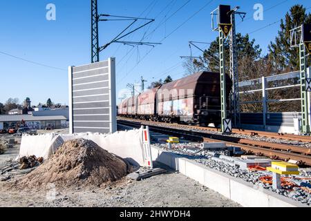 Oldenburg, Deutschland. 08. März 2022. Ein Zug fährt an der Baustelle der Strecke Oldenburg-Wilhelmshaven vorbei. Kritiker einer Güterzugstrecke durch Oldenburg sind mit einer Verfassungsbeschwerde in Karlsruhe gescheitert. Die Strecke zwischen Oldenburg und Wilhelmshaven wird ausgebaut, um die Verbindungen zum JadeWeserPort-Hafen zu verbessern. Die Stadt Oldenburg hätte eine Umgehungsstraße bevorzugt, um kilometerlange Lärmschutzwände zu vermeiden. Quelle: Sina Schuldt/dpa/Alamy Live News Stockfoto