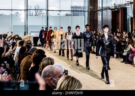 CHLOE Herbst/Winter 2022-23 Start- und Landebahn während der Paris Fashion Week - Paris, Frankreich. 03/03/2022 Stockfoto