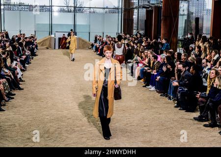 CHLOE Herbst/Winter 2022-23 Start- und Landebahn während der Paris Fashion Week - Paris, Frankreich. 03/03/2022 Stockfoto