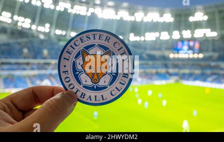 12. September 2021, Leicester, Großbritannien. Leicester City FC Fußballverein-Emblem vor der Kulisse eines modernen Stadions. Stockfoto