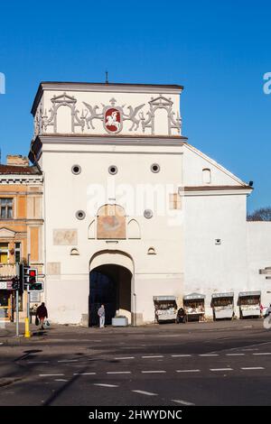 Tore der Morgenröte in den alten Stadtmauern von Vilnius, der Hauptstadt Litauens, Osteuropa und kleinen Souvenirständen Stockfoto