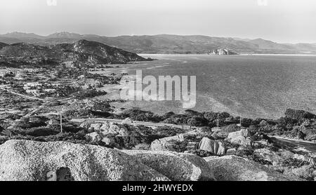 Landschaftlich schöne Luftaufnahme der Bucht von Santa Reparata, in der Nähe von Santa Teresa Gallura, in der Nähe der Meerenge von Bonifacio, an der Nordspitze Sardiniens, Italien Stockfoto