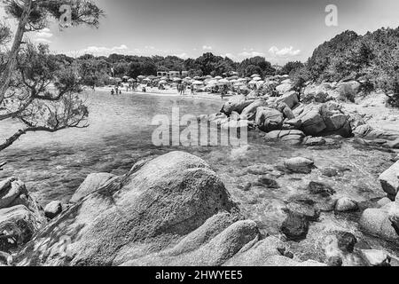 Blick auf den bezaubernden Strand von Capriccioli, einem der schönsten Badeorte der Costa Smeralda, Nordsardinien, Italien Stockfoto