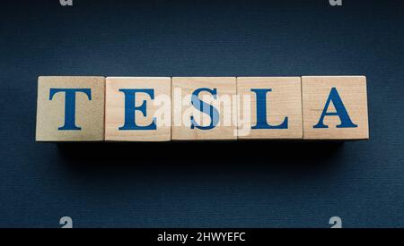 31. Januar 2022. Austin, Texas. Der Name der Firma Tesla, aus Holzwürfeln angelegt. Stockfoto