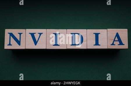 31. Januar 2022. Santa Clara, Kalifornien. Der Name der Firma Nvidia, die aus Holzwürfeln besteht. Stockfoto