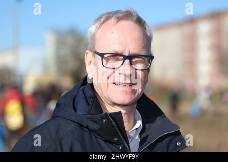 Magdeburg, Deutschland. 08. März 2022. Holger Platz, Stadtrat für Ordnung, Personal und Staatsdienst der Landeshauptstadt, steht am Ausgangspunkt für die "Magdeburg räumt auf!" Kampagne.nach einer Pause aufgrund der Pandemie rufen die Landeshauptstadt Magdeburg sowie Verbände und Initiativen erneut alle Magdeburger Einwohner auf, sich unter dem Motto "Magdeburg räumt auf!" an der Frühjahrsputz zu beteiligen. Dieses Jahr. Der offizielle Kampagnenzeitraum beginnt am 11. März und endet am 30. April. Quelle: Peter Gercke/dpa-Zentralbild/ZB/dpa/Alamy Live News Stockfoto