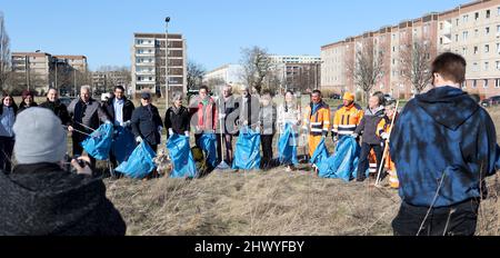 Magdeburg, Deutschland. 08. März 2022. Die Teilnehmer sind bereit für den Startschuss 'Magdeburg putzt sich! Nach einer pandemischen Pause rufen die Landeshauptstadt Magdeburg sowie Verbände und Initiativen erneut alle Magdeburger Einwohner auf, sich unter dem Motto „Magdeburg putzt sich!“ an der Frühjahrsputz zu beteiligen. Der offizielle Kampagnenzeitraum beginnt am 11. März und endet am 30. April. Quelle: Peter Gercke/dpa-Zentralbild/ZB/dpa/Alamy Live News Stockfoto