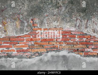 Rote Backstein Block Wand Textur alten Hintergrund alten verwitterten Backstein Wand mit Rissen und zerstört Stuckschicht mit Kopieplatz Stockfoto