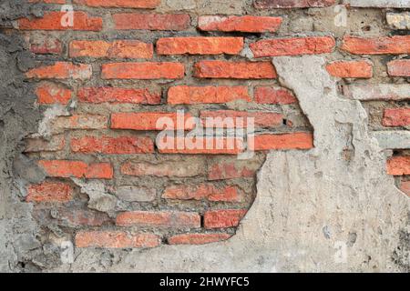 Rote Backstein Block Wand Textur alten Hintergrund alten verwitterten Backstein Wand mit Rissen und zerstört Stuckschicht mit Kopieplatz Stockfoto