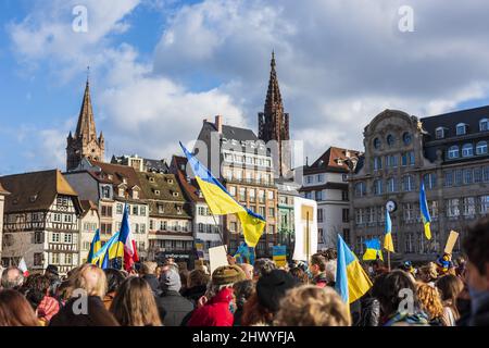 FRANKREICH, Elsass, Bas-Rhin (67) Straßburg, Demonstration gegen die Invasion der Ukraine durch Russland Place Kleber am 26. 2022. Februar Stockfoto