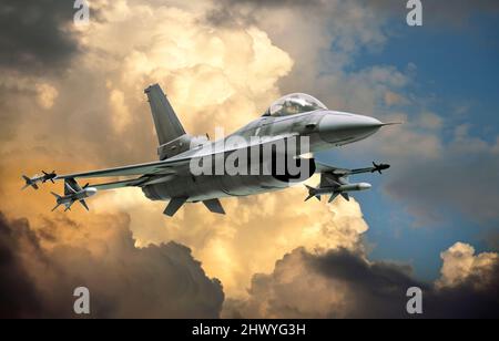 F-16 Kampf gegen den Falcon-Kampfjet (Modell) gegen dramatische Wolken Stockfoto