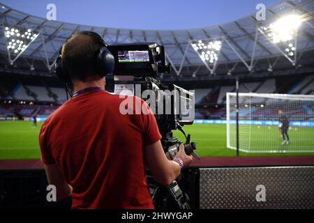 Aktenfoto vom 12-09-2020 von einem Kameramann, der das Vorspiel vor dem Premier League-Spiel im London Stadium filmt. Die Spiele der Premier League werden nicht im russischen Fernsehen gezeigt, nachdem das Unternehmen seine Vereinbarung mit dem Übertragungspartner Rambler ausgesetzt hat. Die Entscheidung wurde auf einer Hauptversammlung am Dienstag in London getroffen, da das Leitungsgremium weiterhin auf den russischen Einmarsch in die Ukraine reagiert. Ausgabedatum: Dienstag, 8. März 2022. Stockfoto