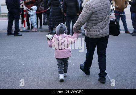 Hamburg, Deutschland. 08. März 2022. Ukrainische Flüchtlinge stehen vor dem Amt für Migration in der Hammer Straße im Stadtteil Wandsbek und warten auf ihre Aufnahme. Das Büro beherbergt das neue Registrierungsbüro für ukrainische Flüchtlinge. Die Flüchtlinge, die bereits eine Unterkunft haben, können sich hier anmelden. Kredit: Marcus Brandt/dpa/Alamy Live Nachrichten Stockfoto