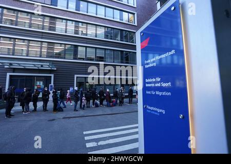 Hamburg, Deutschland. 08. März 2022. Ukrainische Flüchtlinge stehen vor dem Amt für Migration in der Hammer Straße im Stadtteil Wandsbek und warten auf ihre Aufnahme. Das Büro beherbergt das neue Registrierungsbüro für ukrainische Flüchtlinge. Die Flüchtlinge, die bereits eine Unterkunft haben, können sich hier anmelden. Kredit: Marcus Brandt/dpa/Alamy Live Nachrichten Stockfoto