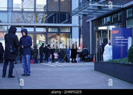 Hamburg, Deutschland. 08. März 2022. Ukrainische Flüchtlinge stehen vor dem Amt für Migration in der Hammer Straße im Stadtteil Wandsbek und warten auf ihre Aufnahme. Das Büro beherbergt das neue Registrierungsbüro für ukrainische Flüchtlinge. Die Flüchtlinge, die bereits eine Unterkunft haben, können sich hier anmelden. Kredit: Marcus Brandt/dpa/Alamy Live Nachrichten Stockfoto