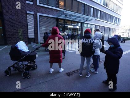 Hamburg, Deutschland. 08. März 2022. Ukrainische Flüchtlinge stehen vor dem Amt für Migration in der Hammer Straße im Stadtteil Wandsbek und warten auf ihre Aufnahme. Das Büro beherbergt das neue Registrierungsbüro für ukrainische Flüchtlinge. Die Flüchtlinge, die bereits eine Unterkunft haben, können sich hier anmelden. Kredit: Marcus Brandt/dpa/Alamy Live Nachrichten Stockfoto