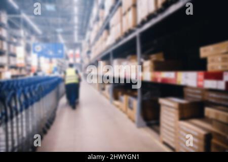 Verschwommenes Hintergrundfoto im Innenlager mit Karton im Einzelhandel oder im Postzentrum. Stockfoto