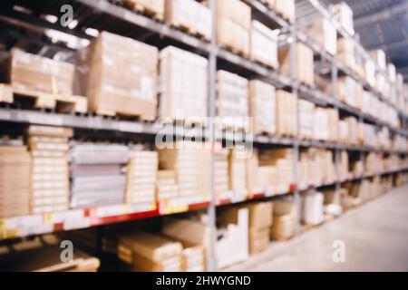 Verschwommenes Hintergrundfoto im Innenlager mit Karton im Einzelhandel oder im Postzentrum. Stockfoto