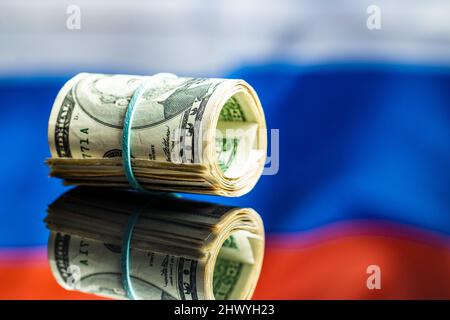 Dollar-Banknoten vor der russischen Flagge. Die US-Währung in Papierform. Stockfoto