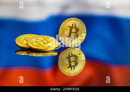 Bitcoin vor russischer Flagge. Digitale Kryptowährung. Hintergrund der russischen Flagge. Stockfoto