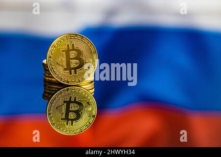 Bitcoin vor russischer Flagge. Digitale Kryptowährung. Hintergrund der russischen Flagge. Stockfoto