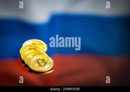 Bitcoin vor russischer Flagge. Digitale Kryptowährung. Hintergrund der russischen Flagge. Stockfoto