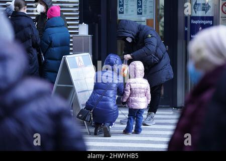 Hamburg, Deutschland. 08. März 2022. Ukrainische Flüchtlinge stehen vor dem Amt für Migration in der Hammer Straße im Stadtteil Wandsbek und warten auf ihre Aufnahme. Das Büro beherbergt das neue Registrierungsbüro für ukrainische Flüchtlinge. Die Flüchtlinge, die bereits eine Unterkunft haben, können sich hier anmelden. Kredit: Marcus Brandt/dpa/Alamy Live Nachrichten Stockfoto