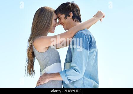 Ahhhhh, junge Liebe. Ein junges Paar, das im Freien von Angesicht zu Angesicht steht. Stockfoto