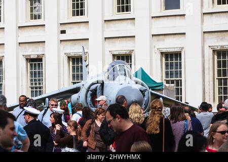 Ein von Menschenmassen umgebenes Sea Harrier im Old Royal Naval College in Greenwich, London, Großbritannien. Stockfoto