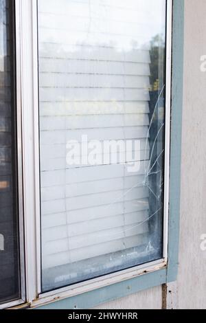 Kaputtes Hausfenster, das repariert werden muss Stockfoto