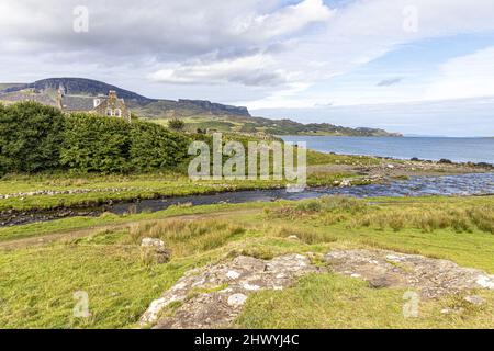 Der Fluss Stenscholl fließt in Staffin Bay an der Nordostküste der Isle of Skye, Highland, Schottland, Großbritannien. Stockfoto