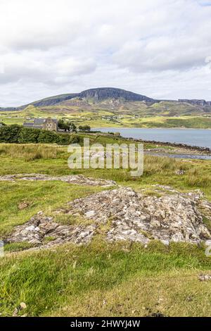 Staffin Bay an der Nordostküste der Isle of Skye, Highland, Schottland, Großbritannien. Stockfoto