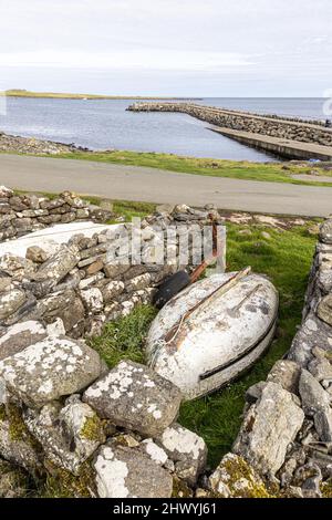 Staffin Island in Staffin Bay vom Slipway in Garapad an der Nordostküste der Isle of Skye, Highland, Schottland, Großbritannien aus gesehen. Stockfoto