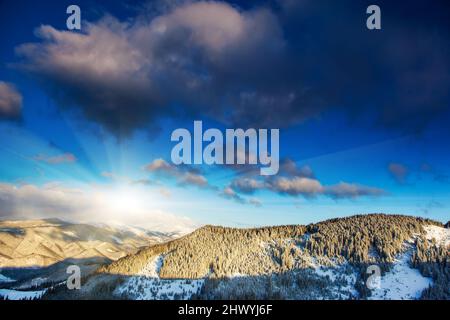 Eine frostige und sonnigen Tag in die Berge. Karpaten, Ukraine. Stockfoto