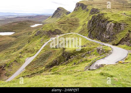 Die steile Straße hinauf zum Aussichtspunkt Quiraing Mountain Pass im Norden der Isle of Skye, Highland, Schottland, Großbritannien. Stockfoto