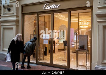 Moskau, Russland. 8.. März 2022 Ein geschlossenes Cartier-Geschäft im GUM-Kaufhaus im Zentrum von Moskau. Geschäfte der Luxusketten Gucci, Prada, Louis Vuitton, Dior, David Yurman, Patek Philippe, Fendi und Chanel von GUM wurden seit dem 6. März 2022 geschlossen Stockfoto