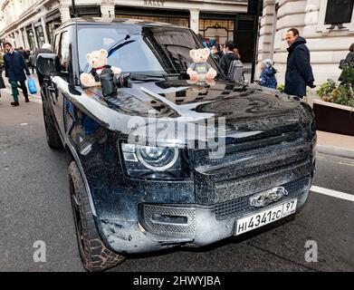 Drei Viertel Vorderansicht eines der Land Rover Defender Stunt Fahrzeuge, die in No Time to die verwendet wurden, auf dem Regents Street Motor Show 2021 Stockfoto