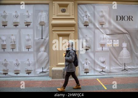 Moskau, Russland. 8.. März 2022 Ein geschlossener DIOR-Shop im GUM Store im Zentrum von Moskau. Geschäfte der Luxusketten Gucci, Prada, Louis Vuitton, Dior, David Yurman, Patek Philippe, Fendi und Chanel von GUM wurden seit dem 6. März 2022 geschlossen Stockfoto
