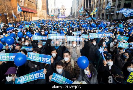 Seoul, Südkorea. 8. März 2022. Unterstützer des südkoreanischen Präsidentschaftskandidaten Lee Jae-myung während eines Präsidentschaftswahlkampfs in Seoul, Südkorea, am 8. März 2022. (Foto von Lee Young-ho/Sipa USA) Quelle: SIPA USA/Alamy Live News Stockfoto