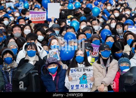 Seoul, Südkorea. 8. März 2022. Unterstützer des südkoreanischen Präsidentschaftskandidaten Lee Jae-myung während eines Präsidentschaftswahlkampfs in Seoul, Südkorea, am 8. März 2022. (Foto von Lee Young-ho/Sipa USA) Quelle: SIPA USA/Alamy Live News Stockfoto