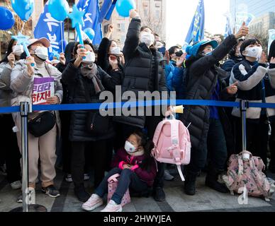 Seoul, Südkorea. 8. März 2022. Unterstützer des südkoreanischen Präsidentschaftskandidaten Lee Jae-myung während eines Präsidentschaftswahlkampfs in Seoul, Südkorea, am 8. März 2022. (Foto von Lee Young-ho/Sipa USA) Quelle: SIPA USA/Alamy Live News Stockfoto