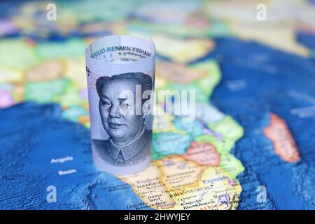 Chinese Yuan auf der Karte von Afrika kontinent. Der Handel zwischen China und den afrikanischen Ländern, Tourismus, Wirtschaft und Investitionen Stockfoto