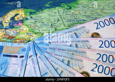 Russische Rubel auf der Karte der Ukraine und Russland. Konzept der russischen Unterstützung für Donbass Stockfoto