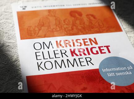 „Wenn der Krieg kommt“ (Schwedisch: OM kriget kommer) ist eine Broschüre, die ursprünglich vom Obersten Befehlshaber der schwedischen Streitkräfte erstellt wurde. Stockfoto