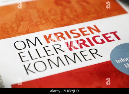 „Wenn der Krieg kommt“ (Schwedisch: OM kriget kommer) ist eine Broschüre, die ursprünglich vom Obersten Befehlshaber der schwedischen Streitkräfte erstellt wurde. Stockfoto