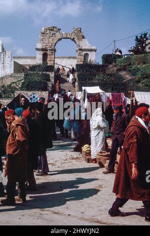 Das Zaghouan Aquädukt oder Aquädukt von Karthago mit einer Gesamtlänge von 132 km von den Quellen in Zaghouan bis Karthago (heute Tunis). Triumphbogen und ein Markt. Archivscan von einem Dia. April 1976. Stockfoto