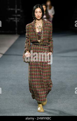 Paris, Frankreich. 08. März 2022. CHANEL Herbst/Winter 2022-23 Start- und Landebahn während der Paris Fashion Week - Paris, Frankreich. 08/03/2022 Credit: dpa/Alamy Live News Stockfoto