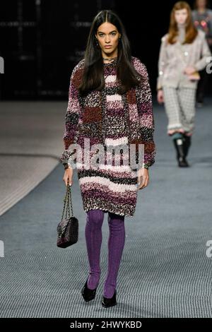 Paris, Frankreich. 08. März 2022. CHANEL Herbst/Winter 2022-23 Start- und Landebahn während der Paris Fashion Week - Paris, Frankreich. 08/03/2022 Credit: dpa/Alamy Live News Stockfoto