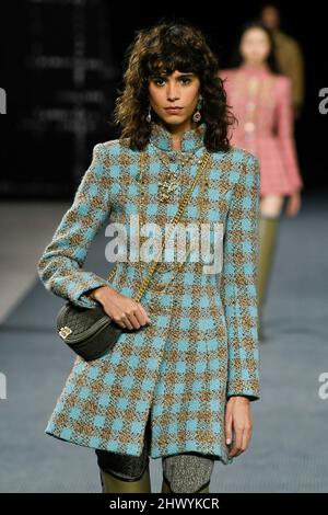 Paris, Frankreich. 08. März 2022. CHANEL Herbst/Winter 2022-23 Start- und Landebahn während der Paris Fashion Week - Paris, Frankreich. 08/03/2022 Credit: dpa/Alamy Live News Stockfoto