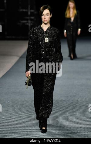 Paris, Frankreich. 08. März 2022. CHANEL Herbst/Winter 2022-23 Start- und Landebahn während der Paris Fashion Week - Paris, Frankreich. 08/03/2022 Credit: dpa/Alamy Live News Stockfoto